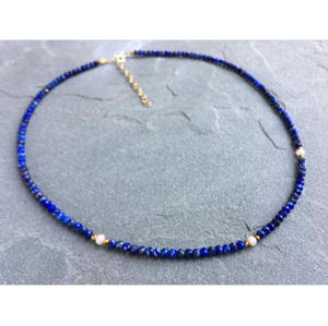 Delicado Collar de Varias Capas con Cuentas de Lapislázuli Azul <span class=keywords><strong>Oscuro</strong></span> y Perlas, Chapado en Oro sobre Acero Inoxidable - Product Image 2
