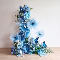 Arrangements floraux artificiels géants de roses cascade décorées de papillons en soie pour la décoration de mariage et les accessoires de cérémonie