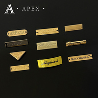 Étiquette Métallique Décorative Personnalisée APEX Factory avec Logo Lettre Plaqué Or pour Chapeaux, Chaussures, Sacs et Vêtements