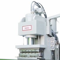 Machine de moulage par injection verticale standard de type C avec petite planche coulissante pour la production de petites séries, compatible PVC/ABS/PP