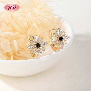 Boucles d'oreilles créoles Sunburst Baguette Zircon en laiton plaqué or 18 carats unisexe romantique - Product Image 6