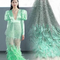 DS Factory Vente en gros Tissu en maille dégradé fait main avec plumes, perles tubulaires et sequins brodés pour robes de mariée et de soirée