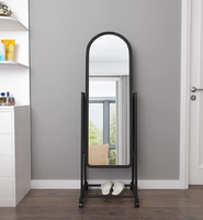 Miroir sur pied arqué mobile avec roulettes, idéal pour les salons et les chambres.