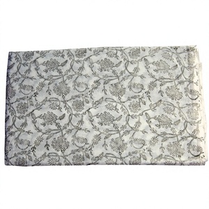 Tela de Algodón 100% Estampada a Mano con Diseño Floral Sanganeri, Ecológica, Orgánica, para Decoración del Hogar, Manualidades, Bolsas y Fundas - Product Image 1