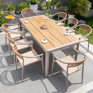 Offre spéciale Table <span class=keywords><strong>de</strong></span> table d'extérieur en <span class=keywords><strong>bois</strong></span> plastique Mobilier en <span class=keywords><strong>aluminium</strong></span> Ensemble hôtel villa patio arrière-cour table à manger et chaises - Product Image 1