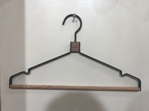 Cintre <span class=keywords><strong>de</strong></span> manteau plat en métal avec barre en bois antidérapante, nouveau design livraison gratuite - Product Image 4