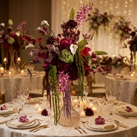 Centre de table personnalisé bleu et vert avec fleurs, boule de fleurs pour la décoration d'événements