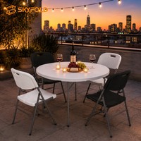 Tables en plastique blanc résistant aux rayures et chaises en métal durable avec revêtement en poudre