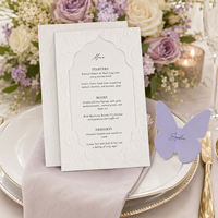 Cartes de menu de mariage personnalisées en papier fantaisie gaufré floral avec fenêtre découpée, marque-places papillon, impression numérique et estampage à chaud