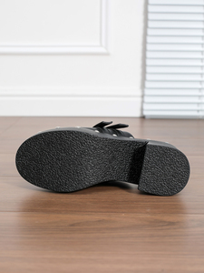 נעלי נשים עם עקבים גבוהים ורחבים, סנדלים בצבע אחיד עם אבזמי קרסול, פלטפורמה עבה וניטים ממתכת. - Product Image 6