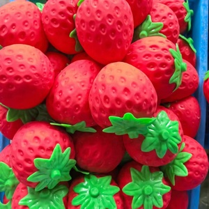 Jouet Squishy Authentique en Gros, Grande Fraise Réaliste à Presser, Jouets Anti-Stress Souples en Forme de Fraise - Product Image 3