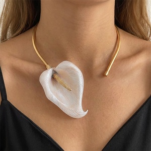 Collar gargantilla 3D de lirio calla para mujer, de resina con flor, diseño floral llamativo y moderno, ideal para uso diario y fiestas - Product Image 1