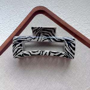 Grande pince à cheveux rectangulaire géométrique simple motif léopard, accessoire de mode vintage - Product Image 2