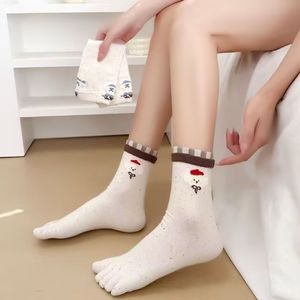 Chaussettes mi-mollet mignonnes pour femmes, imprimé animalier de dessin animé, chaussettes respirantes en coton à cinq doigts, style jeune, pour le printemps et l'été - Product Image 2