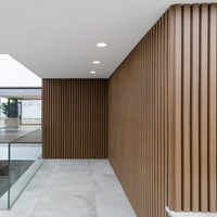 Extrusion de Co imperméable extérieur en bois composite cannelé creux WPC Panneaux de revêtement Façade Décoration de maison Panneau mural en WPC extérieur