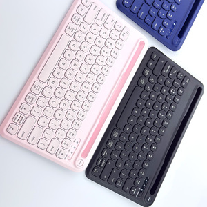 คีย์บอร์ดไร้สายบลูทูธแบบหลายอุปกรณ์ พร้อมขาตั้งในตัว สำหรับ iPad แท็บเล็ต และ iPhone ดีไซน์กะทัดรัด มีสินค้าในสต็อก UK/US Layout - Product Image 3