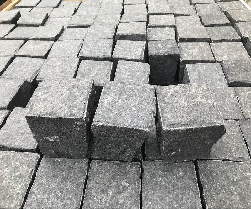 Nature Cobble Stone Black Basalt Flamed
