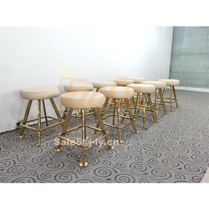 K1106 Chaise <span class=keywords><strong>de</strong></span> casino haute pour comptoir <span class=keywords><strong>de</strong></span> <span class=keywords><strong>bar</strong></span> Chaises <span class=keywords><strong>de</strong></span> tabourets <span class=keywords><strong>de</strong></span> jeu pivotantes Chaise <span class=keywords><strong>de</strong></span> <span class=keywords><strong>bar</strong></span> bon marché en cuir PU Base en métal doré Fente <span class=keywords><strong>Roulette</strong></span> Chaise <span class=keywords><strong>de</strong></span> <span class=keywords><strong>bar</strong></span> - Product Image 3