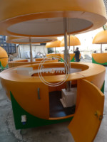 Kiosque de nourriture de rue en plein air OEM, grande taille, forme de boule, chariot de nourriture mobile, poussé à la main, kiosque à fruits de pastèque portable