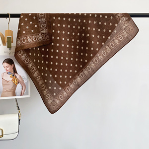 세련된 스퀘어 스카프 천연 섬유 느낌 간편한 폴리에스터 빈티지 패턴 스퀘어 랩 매트 소프트 목도리 68*68cm ODM/OEM - Product Image 2