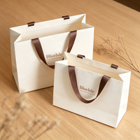 Sacs shopping en carton de luxe avec poignée en ruban imprimé sur mesure, emballage cadeau en carton durable imprimé offset pour vêtements