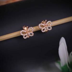 Pendientes de Aro Colgantes de Aleación Premium en Oro Rosa con Centro de Diamantes de Imitación Brillantes, Joyería Moderna para Mujer - Product Image 3