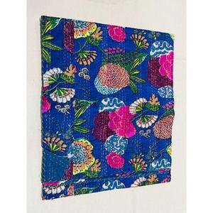 Couvre-lit Kantha en coton intemporel, confectionné avec des techniques d'impression traditionnelles et une construction superposée douce pour un confort optimal. - Product Image 3