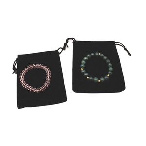 Pochette de voyage en velours en gros avec cordon de serrage pour petits bijoux (bracelets, montres, colliers) avec logo personnalisé imprimé - Product Image 1