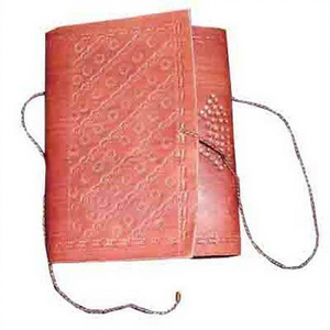 สมุดบันทึกหนังสีน้ำตาลลายนูนสไตล์วินเทจทำมือขายส่ง พร้อมสายรัด ปรับแต่งดีไซน์ได้ เหมาะสำหรับเป็นของขวัญ - Product Image 1