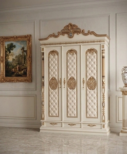 Armoire en bois à 3 portes de style européen orné avec des accents dorés décoratifs et des panneaux rembourrés pour des intérieurs de chambre à coucher haut de gamme - Product Image 4