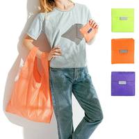 Sac fourre-tout pliable réutilisable et écologique en polyester rayé, personnalisable avec bandoulière, logo sur mesure, se range dans une poche