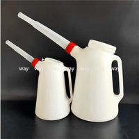 Pot d'huile en plastique universel 2L avec bec flexible 1pc pichet de mesure d'huile de garage pour l'application d'outils automobiles de voiture et de moto