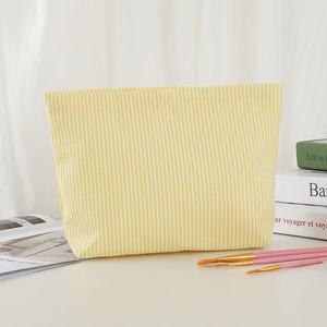 Bolsa de Cosméticos de Gran Capacidad, de Hilo de Poliéster con Burbujas, Transpirable, Bordada, Portátil, para Viaje y Almacenamiento de Maquillaje - Product Image 2