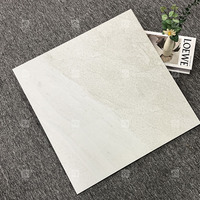 Nouvel arrivage de carreaux rustiques antidérapants d'aspect marbré de couleur grise avec traitement mat avec veine grise pour le salon