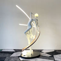 Lampe de sol de luxe en résine, sculpture personnalisée d'usine, déesse humanoïde, décoration de salon d'hôtel, statue-lampe