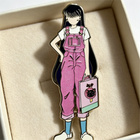 Épinglette en émail dur plaqué argent avec motif de personnage de dessin animé personnalisé, à la texture métallique brillante, pour collection