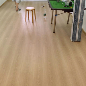 Piso de Madera Compuesta de Roble Blanco Resistente a la Humedad, a los Arañazos y al Desgaste, Piso Moderno para Interiores del Hogar - Product Image 1