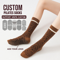 Nouvelle conception, logo personnalisé, chaussettes de yoga antidérapantes, chaussettes de fitness en coton, emballage OEM, chaussettes de barre imprimées léopard, étiquette personnalisée