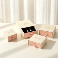 Boîte à bijoux en carton rigide écologique de luxe, doublure en velours, logo personnalisé fait main, pour emballage cadeau de bracelet en perles