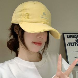 Casquette de baseball jaune brodée de lettres, version coréenne, pour femme, printemps-été, simple, polyvalente, effet amincissant, douce, 100 % coton - Product Image 3
