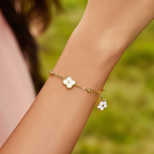 สร้อยข้อมือแฟชั่นดีไซน์ดอกไม้สีขาว ชุบทอง PVD ผลิตจากสแตนเลสสตีล 316L สำหรับผู้หญิง - Product Image 3