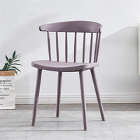 Chaises et table en plastique d'extérieur, design moderne, mobilier minimaliste, chaises d'hôtel, gris clair et brun foncé, chaise de salle à manger bon marché