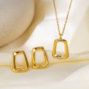 Collier et boucles d'oreilles géométriques carrés évidés en or 18 carats, style INS français tendance - Product Image 1