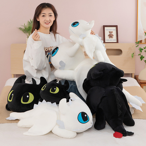 Nuevo Peluche de Dragón con Ojos Bordados <span class=keywords><strong>Grandes</strong></span>, Disponible en Dos Colores: Negro Fúria Nocturna y Blanco Fúria Luminosa, en Posición Acostada Boca Abajo - Product Image 2