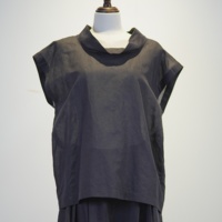 Ensemble deux pièces haut à col montant et manches courtes, pantalon large, 52% lin, 48% coton, doublure 100% polyester, ourlet en dentelle noire