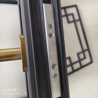 Fournisseur de fenêtres à battants en aluminium, 5 niveaux EPDM, 4SG, résistantes au feu, étanches, coupe-vent, design moderne pour la maison, avec grille en maille