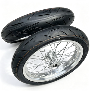 Kit Completo Ruote CNC Supermoto da 17 Pollici Surron Ultra Bee in Alluminio Argento con Pneumatici CST Anteriore e Posteriore per Moto Elettrica da Cross - Product Image 5