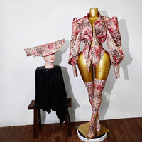 Costume de scène 4 pièces imprimé Léopard Lys, comprenant un haut court à manches bouffantes et à nouer, des culottes taille haute, des couvre-jambes et un chapeau surdimensionné