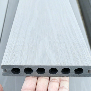 Plancher composite WPC europé<span class=keywords><strong>en</strong></span> brossé carré pour extérieur, aspect <span class=keywords><strong>teck</strong></span>, anti-UV, imperméable, antidérapant, grain 3D gaufré, pour <span class=keywords><strong>jardin</strong></span> - Product Image 6