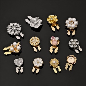 Boutons décoratifs de luxe en perles florales, avec motif papillon et strass métalliques, pour chemisiers et vêtements féminins. - Product Image 5